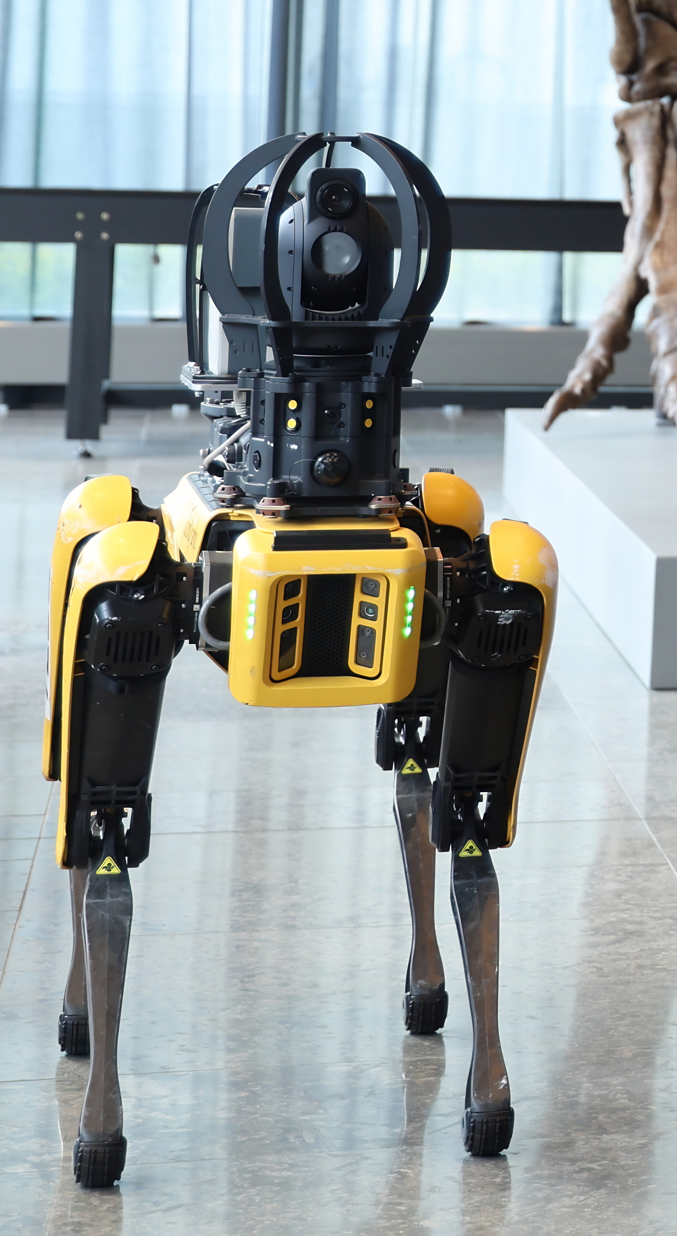 Gul robot med kamera.